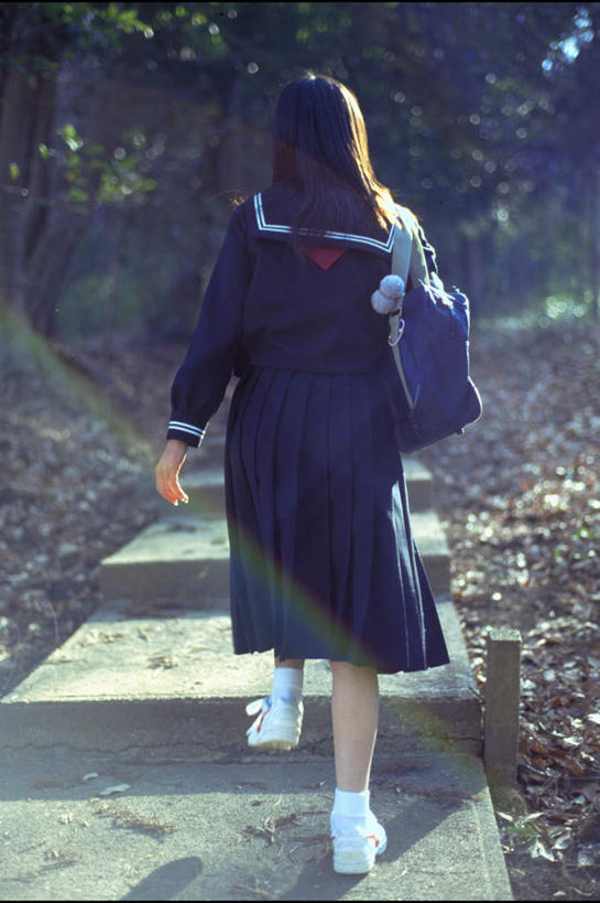 东方人,背,一个人,学生,走,竖图,室外,白天,仰视,制服,森林,树林,植物,道路,路,亚洲,仅一个年轻女性,仅一个女性,仅一个人,服装,包,书包,小路,交通,黄种人,领巾,树,树木,背面,绿色,自然,背包,背着,校服,乡间小路,生长,成长,单肩包,水手服,学生服,背负,年轻女性,女人,女性,亚洲人,步行,散步,走路,彩图,低角度拍摄,全身,领饰,女生校服,女子校服,日本校服,水兵服
