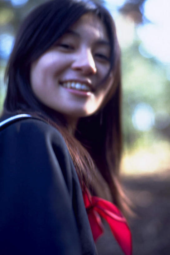 东方人,脸,头,脸颊,一个人,学生,站,笑,微笑,露齿笑,竖图,室外,特写,白天,侧面,制服,森林,树林,植物,亚洲,仅一个年轻女性,仅一个女性,仅一个人,服装,朦胧,模糊,扭头,注视,黄种人,领巾,肩膀,树,树木,绿色,自然,观察,看,站着,转头,校服,生长,成长,观看,察看,关注,水手服,学生服,年轻女性,女人,女性,亚洲人,头部,脸部,脸蛋,面部,站立,半身,彩图,领饰,女生校服,女子校服,日本校服,水兵服