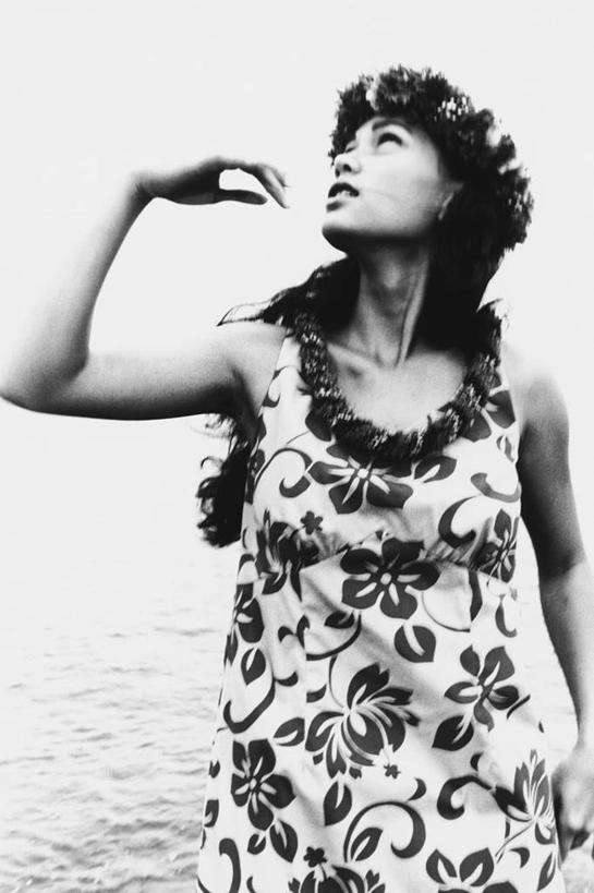 东方人,一个人,跳舞者,站,举,竖图,黑白,室外,白天,正面,裙子,跳舞,海浪,海洋,亚洲,仅一个年轻女性,仅一个女性,仅一个人,连衣裙,服装,装饰,盛开,花环,浪花,花蕾,注视,黄种人,花,花瓣,花朵,鲜花,衣服,海水,花苞,花蕊,观察,看,托,站着,服饰,观看,华丽,修饰,点缀,察看,衣着,穿着,关注,草裙舞,舞姿,海景,衬托,美观,雅致,雅观,衣饰,年轻女性,女人,女性,亚洲人,大海,风浪,海,海水的波动,近岸浪,涌浪,舞蹈家,舞蹈演员,舞者,举起,举手,举着,抬头,向上举,向上伸,向上托,仰头,站立,半身,舞蹈,呼拉舞