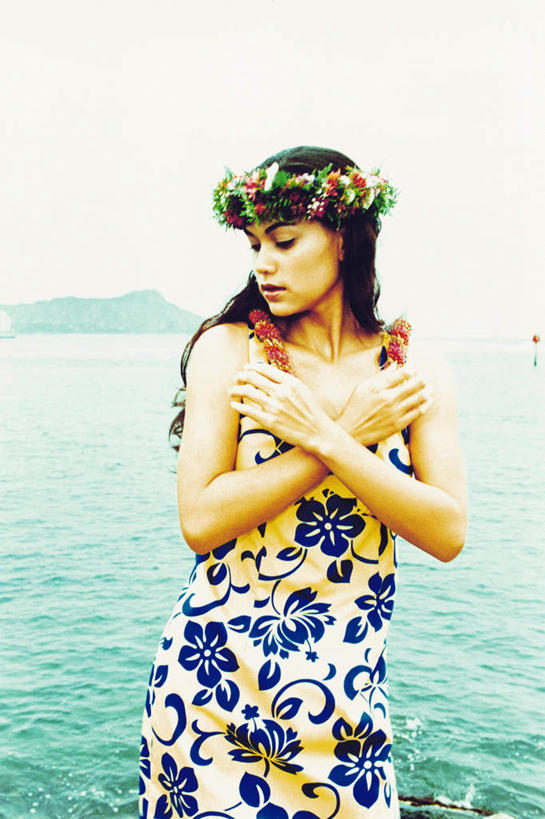 东方人,一个人,跳舞者,站,双手交叉,竖图,室内,白天,正面,裙子,跳舞,海浪,海洋,亚洲,仅一个年轻女性,仅一个女性,仅一个人,阴影,连衣裙,服装,装饰,盛开,光线,花环,影子,浪花,花蕾,扭头,注视,黄种人,花,花瓣,花朵,鲜花,衣服,蓝色,蓝天,天空,阳光,海水,天,花苞,花蕊,观察,看,站着,转头,服饰,晴朗,观看,华丽,修饰,点缀,察看,双手抱胸,衣着,穿着,关注,草裙舞,舞姿,海景,万里无云,衬托,美观,雅致,雅观,衣饰,年轻女性,女人,女性,亚洲人,大海,风浪,海,海水的波动,近岸浪,涌浪,晴空,晴空万里,舞蹈家,舞蹈演员,舞者,站立,半身,彩图,舞蹈,呼拉舞