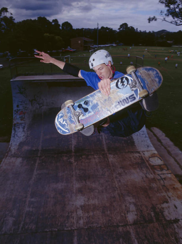 东方人,一个人,运动场,举,竖图,俯视,室内,白天,锻炼,运动,草地,草坪,植物,帽子,亚洲,仅一个男性,仅一个人,阴影,服装,光线,头盔,影子,云,云朵,坡道,云彩,注视,休闲装,黄种人,体育场,极限运动,草,树,树木,仅一个年轻男性,衣服,蓝色,绿色,白云,蓝天,天空,阳光,自然,安全帽,天,观察,看,托,休闲,休闲服,服饰,生长,晴朗,成长,滑板,观看,察看,关注,下降,降落,滑板场,降低,下跌,下落,体育,男人,男性,年轻男性,亚洲人,晴空,举起,举手,举着,向上举,向上伸,向上托,彩图,高角度拍摄,全身,健身,滑板运动