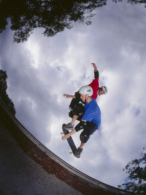 东方人,两个人,伙伴,朋友,运动场,跳,伸展双臂,竖图,室内,白天,仰视,锻炼,友谊,运动,树林,植物,帽子,亚洲,阴影,服装,光线,头盔,影子,云,云朵,坡道,半空,云彩,注视,休闲装,黄种人,体育场,极限运动,树,树木,衣服,蓝色,绿色,白云,蓝天,天空,阳光,自然,安全帽,天,观察,看,休闲,休闲服,服饰,生长,晴朗,成长,滑板,观看,察看,关注,滑板场,体育,友情,男人,男性,年轻男性,亚洲人,晴空,敞开双臂,伸开双臂,跳跃,展开双肩,张开手臂,张开双臂,彩图,低角度拍摄,全身,健身,滑板运动