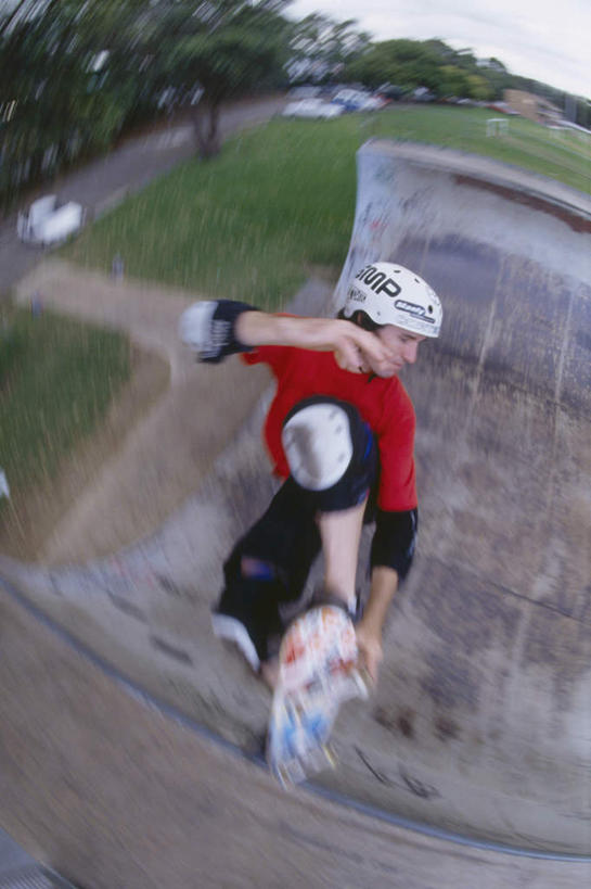 东方人,一个人,运动场,蹲,竖图,俯视,室内,白天,广角镜头,鱼眼镜头,锻炼,运动,草地,草坪,植物,帽子,亚洲,仅一个男性,仅一个人,阴影,服装,朦胧,模糊,光线,头盔,影子,云,云朵,坡道,云彩,扭头,注视,休闲装,黄种人,体育场,极限运动,草,树,树木,仅一个年轻男性,衣服,蓝色,绿色,白云,蓝天,天空,阳光,自然,安全帽,天,观察,看,转头,休闲,休闲服,服饰,生长,晴朗,成长,滑板,观看,察看,关注,滑板场,体育,男人,男性,年轻男性,亚洲人,晴空,蹲着,彩图,高角度拍摄,全身,健身,滑板运动