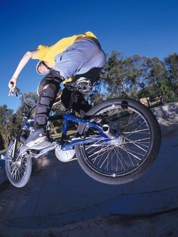 东方人,一个人,站,跳,竖图,室外,白天,仰视,运动服,锻炼,运动,植物,自行车,帽子,亚洲,仅一个男性,仅一个人,握,阴影,服装,光线,头盔,影子,半空,注视,黄种人,极限运动,车,脚踏车,树,树木,仅一个年轻男性,衣服,蓝色,绿色,蓝天,天空,阳光,自然,安全帽,交通工具,天,观察,看,站着,握着,服饰,生长,晴朗,成长,观看,察看,衣着,穿着,关注,载具,万里无云,衣饰,体育,男人,男性,年轻男性,亚洲人,晴空,晴空万里,跳跃,站立,彩图,低角度拍摄,全身,健身,小轮车,运动装