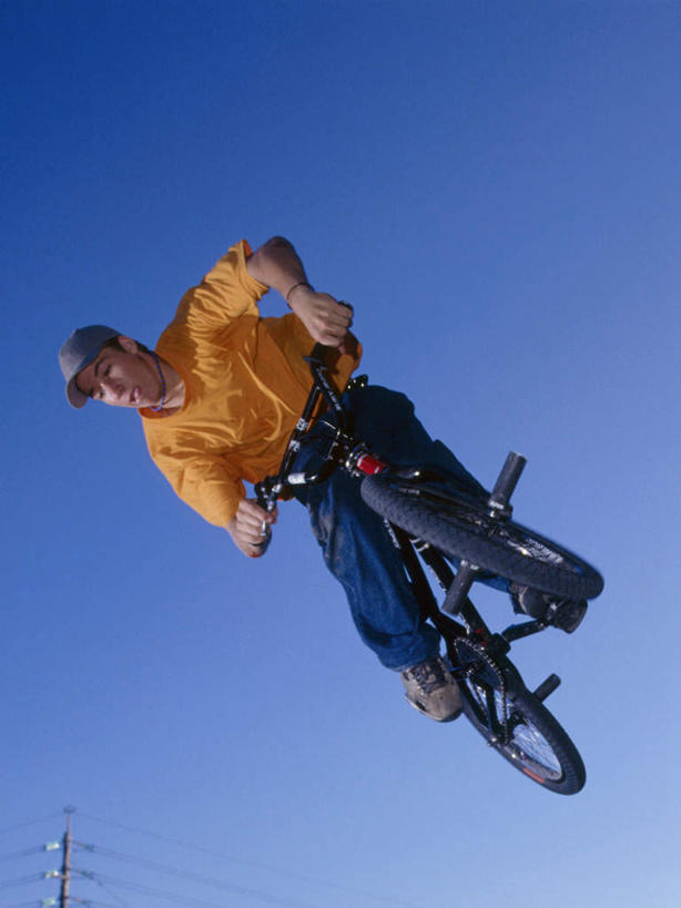 东方人,一个人,站,跳,竖图,室外,白天,仰视,运动服,锻炼,运动,自行车,帽子,亚洲,仅一个男性,仅一个人,握,阴影,服装,光线,影子,半空,注视,黄种人,极限运动,运动帽,车,脚踏车,仅一个年轻男性,衣服,蓝色,蓝天,天空,阳光,交通工具,天,观察,看,站着,鸭舌帽,握着,服饰,晴朗,观看,察看,衣着,穿着,关注,载具,万里无云,衣饰,体育,男人,男性,年轻男性,亚洲人,晴空,晴空万里,跳跃,站立,彩图,低角度拍摄,全身,健身,小轮车,运动装