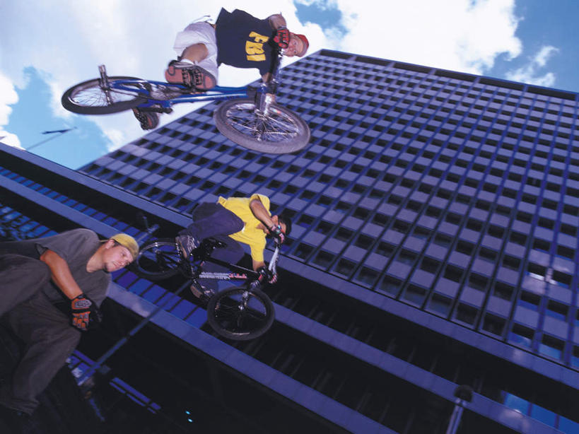 西方人,三个人,伙伴,朋友,高楼大厦,坐,横图,室内,白天,仰视,锻炼,友谊,运动,办公楼,大厦,建筑,摩天大楼,写字楼,自行车,欧洲,欧洲人,握,阴影,服装,光线,影子,云,云朵,云彩,注视,休闲装,极限运动,车,脚踏车,衣服,蓝色,白云,蓝天,天空,阳光,楼宇,交通工具,天,观察,看,休闲,休闲服,商务楼,握着,服饰,晴朗,观看,察看,关注,载具,体育,友情,男人,男性,年轻男性,白种人,晴空,坐着,半身,彩图,低角度拍摄,健身,大楼,高层建筑,高楼,摩天楼,小轮车