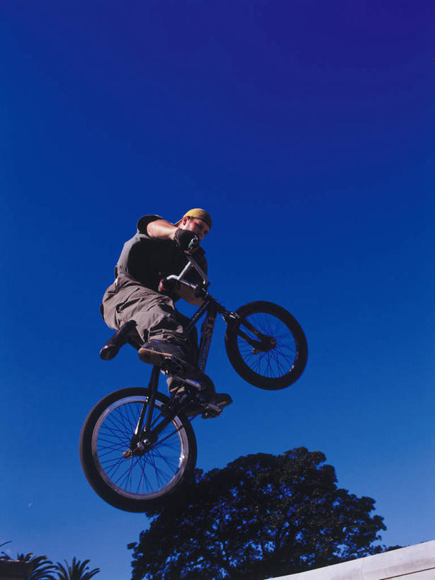 西方人,一个人,站,跳,竖图,室外,白天,仰视,运动服,锻炼,运动,植物,自行车,帽子,欧洲,欧洲人,仅一个男性,仅一个人,握,阴影,服装,光线,头盔,影子,半空,注视,极限运动,车,脚踏车,树,树木,仅一个年轻男性,衣服,蓝色,绿色,蓝天,天空,阳光,自然,安全帽,交通工具,天,观察,看,站着,握着,服饰,生长,晴朗,成长,观看,察看,衣着,穿着,关注,载具,万里无云,衣饰,体育,男人,男性,年轻男性,白种人,晴空,晴空万里,跳跃,站立,彩图,低角度拍摄,全身,健身,小轮车,运动装