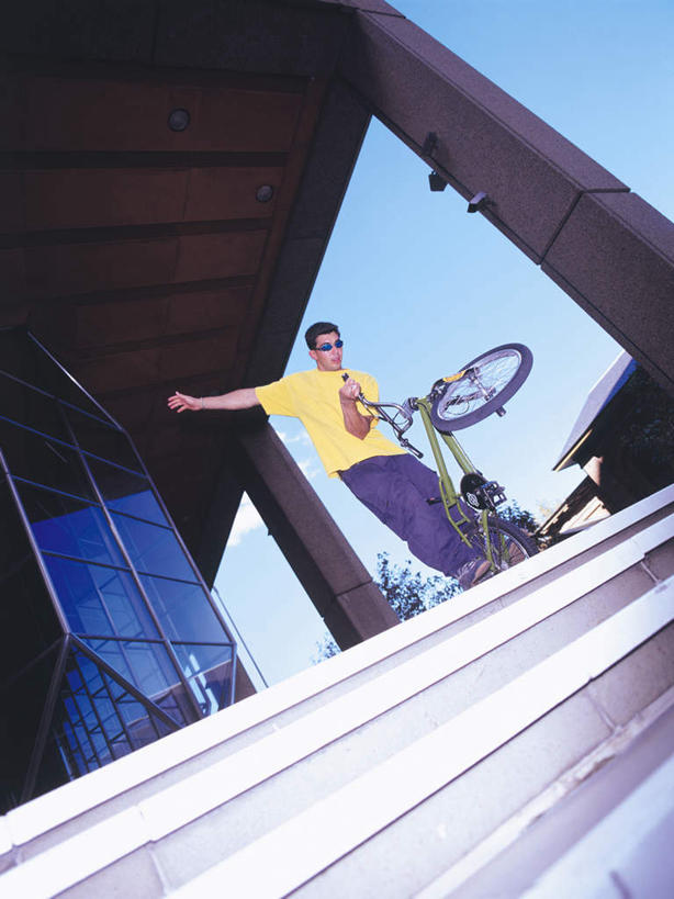 西方人,一个人,高楼大厦,站,伸展双臂,竖图,室内,白天,仰视,锻炼,运动,办公楼,楼梯,大厦,建筑,摩天大楼,写字楼,自行车,欧洲,欧洲人,仅一个男性,仅一个人,阴影,服装,光线,影子,阶梯,注视,休闲装,极限运动,台阶,车,脚踏车,仅一个年轻男性,衣服,蓝色,蓝天,天空,阳光,楼宇,交通工具,天,观察,看,站着,休闲,休闲服,商务楼,服饰,晴朗,观看,察看,关注,载具,万里无云,体育,男人,男性,年轻男性,白种人,晴空,晴空万里,敞开双臂,伸开双臂,展开双肩,站立,张开手臂,张开双臂,彩图,低角度拍摄,全身,健身,大楼,高层建筑,高楼,摩天楼,小轮车