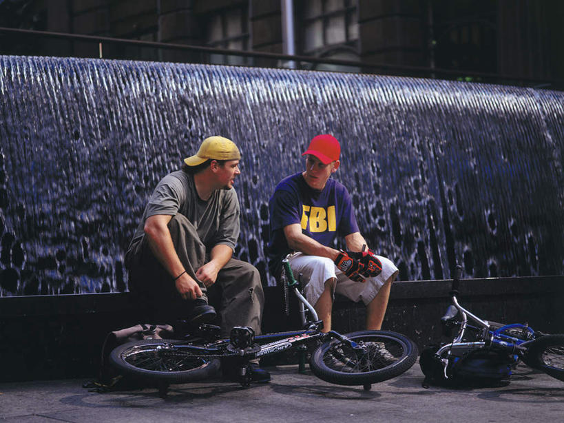 西方人,两个人,伙伴,朋友,坐,横图,室内,白天,正面,锻炼,友谊,运动,喷泉,自行车,帽子,欧洲,欧洲人,阴影,飞溅,服装,溅,光线,液体,影子,景观,水滴,注视,休闲装,文化,极限运动,运动帽,相视,车,脚踏车,水珠,衣服,阳光,交通工具,观察,看,品味,休闲,面对面,休闲服,鸭舌帽,服饰,观看,对视,察看,互视,关注,喷洒,载具,相对,水景,相看,美观,体育,友情,男人,男性,年轻男性,白种人,设计,坐着,彩图,全身,健身,小轮车