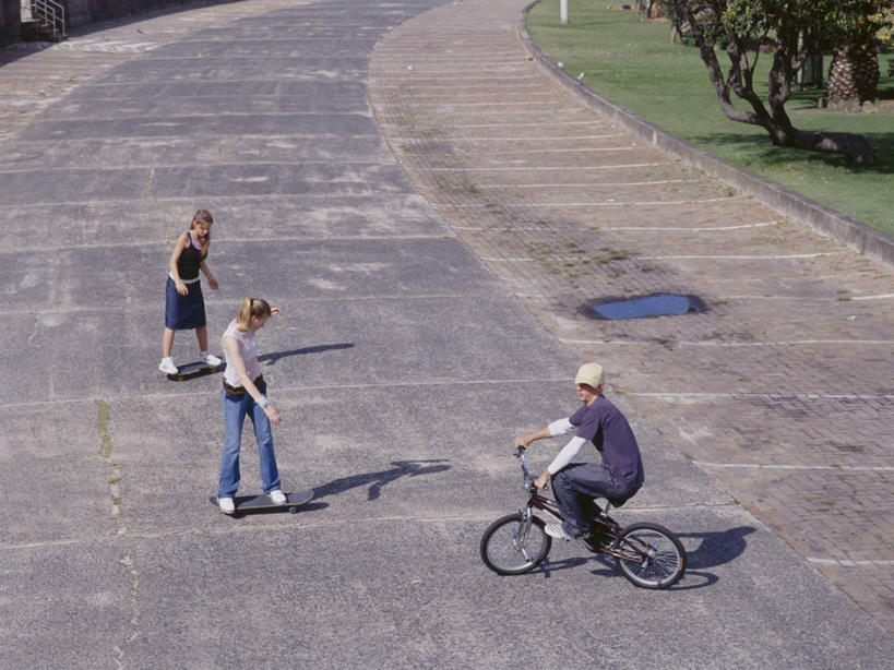 西方人,三个人,伙伴,朋友,站,坐,走,横图,俯视,室内,白天,爱情,锻炼,友谊,运动,自行车,帽子,欧洲,欧洲人,阴影,服装,光线,影子,浪漫,注视,休闲装,极限运动,运动帽,车,脚踏车,衣服,阳光,交通工具,观察,看,站着,骑车,休闲,温暖,温馨,休闲服,鸭舌帽,恩爱,恋人,服饰,观看,和睦,察看,关注,载具,体育,友情,男人,男性,年轻男性,年轻女性,女人,女性,白种人,情侣,步行,散步,站立,走路,坐着,彩图,高角度拍摄,全身,健身,小轮车,伴侣,融洽
