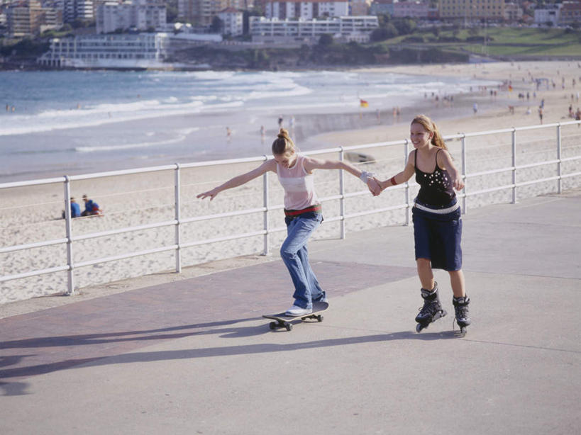 西方人,两个人,伙伴,朋友,家,栏杆,站,伸展双臂,握手,横图,室外,白天,正面,友谊,滚轴溜冰,海浪,海洋,沙滩,道路,路,公路,欧洲,欧洲人,阴影,服装,光线,沙子,影子,房屋,屋子,海岸,浪花,围栏,交通,沙地,注视,休闲装,护栏,楼房,住宅,衣服,阳光,海水,观察,看,站着,休闲,休闲服,服饰,观看,察看,关注,海景,滑旱冰,轮滑运动,友情,轮滑,年轻女性,女人,女性,白种人,大海,风浪,海,海水的波动,海滩,近岸浪,涌浪,马路,搀手,敞开双臂,拉手,伸开双臂,手搀手,手拉手,手牵手,手握手,展开双肩,站立,张开手臂,张开双臂,彩图,全身,房子