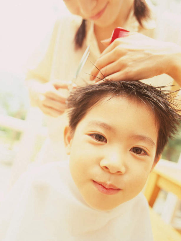 东方人,儿童,中年人,两个人,家庭,母亲,儿子,站,坐,竖图,室内,白天,正面,纯洁,亚洲,握,服装,朦胧,模糊,工具,拿,围兜,拿着,注视,休闲装,黄种人,小孩,衣服,观察,看,站着,休闲,温暖,温馨,母子,一家人,休闲服,可爱,母爱,童年,童趣,握着,服饰,观看,和睦,察看,关注,童真,烂漫,无邪,理发围布,理发工具,美发工具,电推剪,剪发围布,理发围兜,围布,天真,男孩,女人,女性,中年女性,亚洲人,孩子,站立,坐着,半身,彩图,融洽,男生