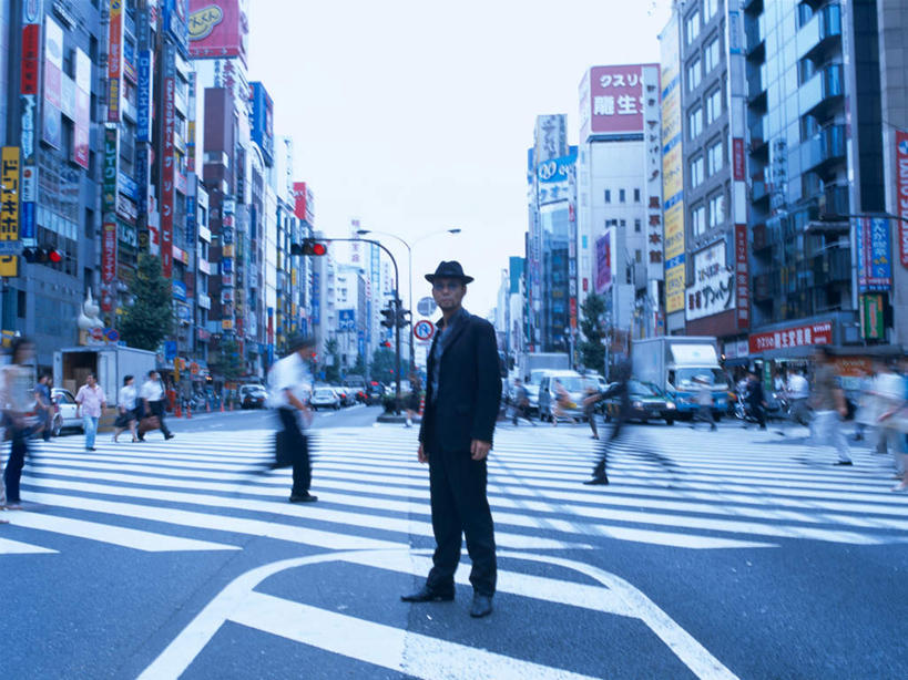 东方人,高楼大厦,商店,站,跑,横图,室外,白天,正面,购物,锻炼,运动,消费,植物,超市,大厦,道路,建筑,路,摩天大楼,人行横道,商场,公路,帽子,亚洲,服装,朦胧,模糊,人行道,分界线,停车线,交通,许多人,注视,礼帽,黄种人,树,树木,衣服,绿色,自然,楼宇,观察,看,站着,一群人,金融,百货,服饰,生长,成长,观看,车行道,车行道分界线,察看,衣着,罪犯,穿着,关注,标线,人行横道线,选购,贸易,百货公司,车行线,血拼,衣饰,歹徒,暴徒,体育,男人,男性,女人,女性,中年男性,中年女性,亚洲人,斑马线,马路,跑步,站立,彩图,全身,健身,大楼,高层建筑,高楼,购物商场,购物中心,摩天楼,商业中心