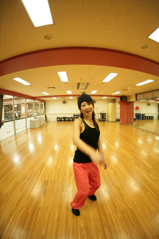 东方人,一个人,跳舞者,健身房,站,笑,微笑,露齿笑,竖图,室内,白天,正面,跳舞,地板,镜子,帽子,照明,亚洲,仅一个年轻女性,仅一个女性,仅一个人,服装,背心,灯光,地面,注视,黄种人,顶灯,木地板,灯,衣服,灯具,观察,看,站着,服饰,观看,照亮,镜像,察看,衣着,镜面,照明设备,穿着,关注,舞姿,舞蹈房,练功房,棉帽,衣饰,年轻女性,女人,女性,亚洲人,舞蹈家,舞蹈演员,舞者,站立,彩图,全身,舞蹈,健身馆