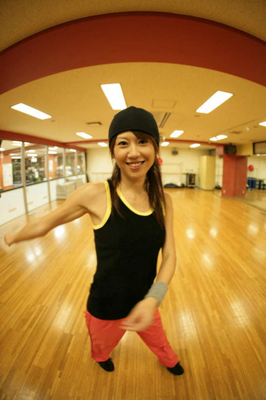 东方人,一个人,跳舞者,健身房,站,笑,微笑,露齿笑,竖图,室内,白天,正面,跳舞,地板,镜子,帽子,照明,亚洲,仅一个年轻女性,仅一个女性,仅一个人,服装,背心,灯光,地面,注视,黄种人,顶灯,木地板,灯,衣服,灯具,观察,看,站着,服饰,观看,照亮,镜像,察看,衣着,镜面,照明设备,穿着,关注,舞姿,舞蹈房,练功房,棉帽,衣饰,年轻女性,女人,女性,亚洲人,舞蹈家,舞蹈演员,舞者,站立,彩图,全身,舞蹈,健身馆