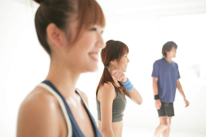 东方人,三个人,伙伴,朋友,站,笑,微笑,露齿笑,横图,室内,白天,侧面,运动服,锻炼,友谊,运动,窗户,亚洲,一排,服装,朦胧,模糊,整齐,墙,音乐,注视,黄种人,娱乐,玻璃窗,墙壁,墙面,排列,衣服,白色,观察,看,站着,服饰,观看,察看,衣着,穿着,队列,关注,衣饰,体育,友情,男人,男性,年轻男性,年轻女性,女人,女性,亚洲人,站立,半身,彩图,健身,舞蹈,集体操,健美操,运动装