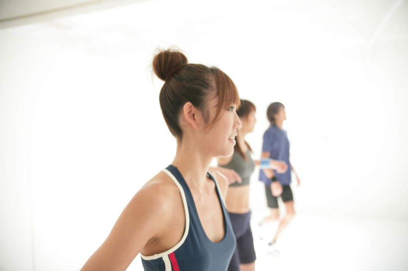 东方人,三个人,伙伴,朋友,站,笑,微笑,露齿笑,横图,室内,白天,侧面,运动服,锻炼,友谊,运动,窗户,亚洲,一排,服装,朦胧,模糊,整齐,墙,音乐,注视,黄种人,娱乐,玻璃窗,墙壁,墙面,排列,衣服,白色,观察,看,站着,服饰,观看,察看,衣着,穿着,队列,关注,衣饰,体育,友情,男人,男性,年轻男性,年轻女性,女人,女性,亚洲人,站立,半身,彩图,健身,舞蹈,集体操,健美操,运动装