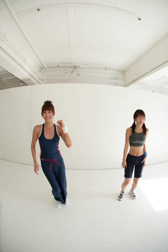 东方人,两个人,伙伴,朋友,健身房,站,笑,微笑,露齿笑,竖图,室内,白天,正面,运动服,锻炼,友谊,运动,亚洲,服装,墙,音乐,注视,黄种人,娱乐,墙壁,墙面,衣服,白色,观察,看,站着,服饰,观看,察看,衣着,穿着,关注,衣饰,体育,友情,年轻女性,女人,女性,亚洲人,站立,彩图,全身,健身,舞蹈,健身馆,集体操,健美操,运动装