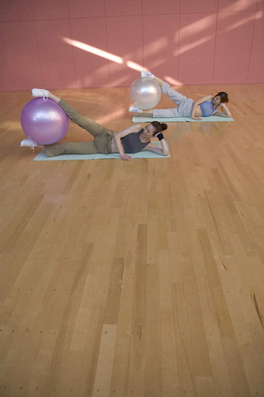 东方人,两个人,伙伴,朋友,躺,竖图,俯视,室内,白天,锻炼,瑜伽,友谊,运动,地板,亚洲,服装,毯子,墙,地面,注视,休闲装,黄种人,木地板,墙壁,墙面,衣服,红色,瑜伽垫,垫子,观察,看,休闲,休闲服,养生,服饰,观看,张开双腿,察看,关注,瑜伽毯,展开双腿,卧着,体育,友情,女人,女性,中年女性,亚洲人,躺着,卧,彩图,高角度拍摄,全身,健身,伸展双腿