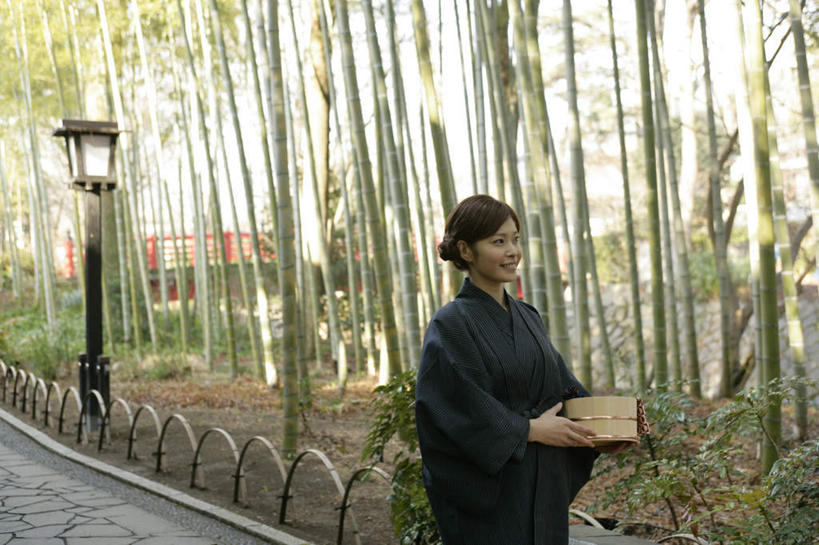 东方人,一个人,栏杆,站,捧,笑,微笑,露齿笑,横图,室外,白天,正面,民族服装,纯洁,路灯,竹子,照明,亚洲,仅一个年轻女性,仅一个女性,仅一个人,和服,木制,木盒,围栏,灯光,注视,黄种人,护栏,灯,木制品,容器,观察,看,站着,服饰,观看,储藏,照亮,察看,高雅,照明设备,储存,关注,吴服,唐草,唐花,唐锦,奉献,质朴,正直,担当,年轻女性,女人,女性,亚洲人,竹,端,端着,捧着,手捧,站立,半身,彩图,传统服装,民俗服,浴衣,奋进,操守,四君子,岁寒三友,性坚,虚怀,虚心,贮存,善群,卓尔