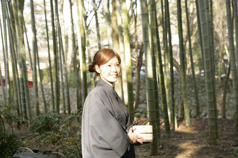 东方人,一个人,栏杆,站,捧,笑,微笑,露齿笑,横图,室外,白天,侧面,民族服装,纯洁,路灯,竹子,照明,亚洲,仅一个年轻女性,仅一个女性,仅一个人,和服,木制,木盒,围栏,灯光,注视,黄种人,护栏,灯,木制品,容器,观察,看,站着,服饰,观看,储藏,照亮,察看,高雅,照明设备,储存,关注,吴服,唐草,唐花,唐锦,奉献,质朴,正直,担当,年轻女性,女人,女性,亚洲人,竹,端,端着,捧着,手捧,站立,半身,彩图,传统服装,民俗服,浴衣,奋进,操守,四君子,岁寒三友,性坚,虚怀,虚心,贮存,善群,卓尔