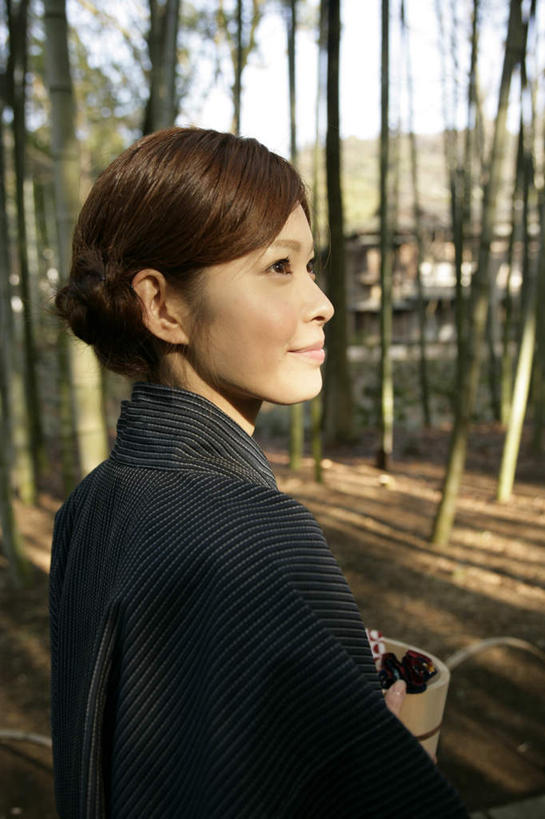 东方人,一个人,栏杆,站,捧,笑,微笑,竖图,室外,白天,侧面,民族服装,纯洁,路灯,竹子,照明,亚洲,仅一个年轻女性,仅一个女性,仅一个人,和服,木制,木盒,围栏,灯光,注视,黄种人,护栏,灯,木制品,容器,观察,看,站着,服饰,观看,储藏,照亮,察看,高雅,照明设备,储存,关注,吴服,唐草,唐花,唐锦,奉献,质朴,正直,担当,年轻女性,女人,女性,亚洲人,竹,端,端着,捧着,手捧,站立,半身,彩图,传统服装,民俗服,浴衣,奋进,操守,四君子,岁寒三友,性坚,虚怀,虚心,贮存,善群,卓尔