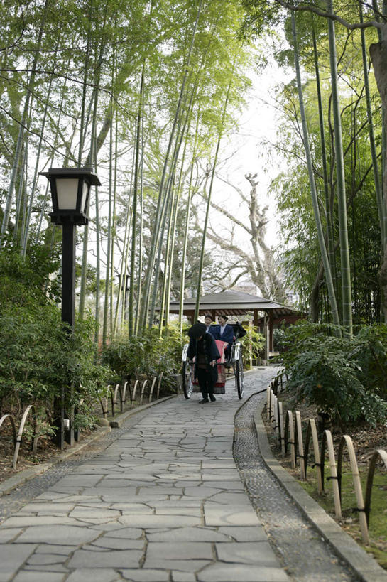 东方人,三个人,伙伴,朋友,栏杆,坐,笑,微笑,露齿笑,竖图,室外,白天,正面,民族服装,友谊,纯洁,道路,路,路灯,竹子,纺织品,照明,亚洲,一辆,车夫,奔驰,和服,装饰,扶手,毛毯,毯子,小路,灯光,黄包车,交通,注视,黄种人,护栏,灯,纺织,红色,垫子,人力车,奔跑,观察,看,温暖,服饰,观看,华丽,修饰,照亮,点缀,察看,高雅,照明设备,关注,吴服,唐草,唐花,唐锦,衬托,美观,雅致,雅观,奉献,质朴,正直,担当,友情,男人,男性,年轻女性,女人,女性,中年男性,亚洲人,竹,坐着,彩图,全身,传统服装,民俗服,浴衣,奋进,操守,四君子,岁寒三友,性坚,虚怀,虚心,善群,卓尔