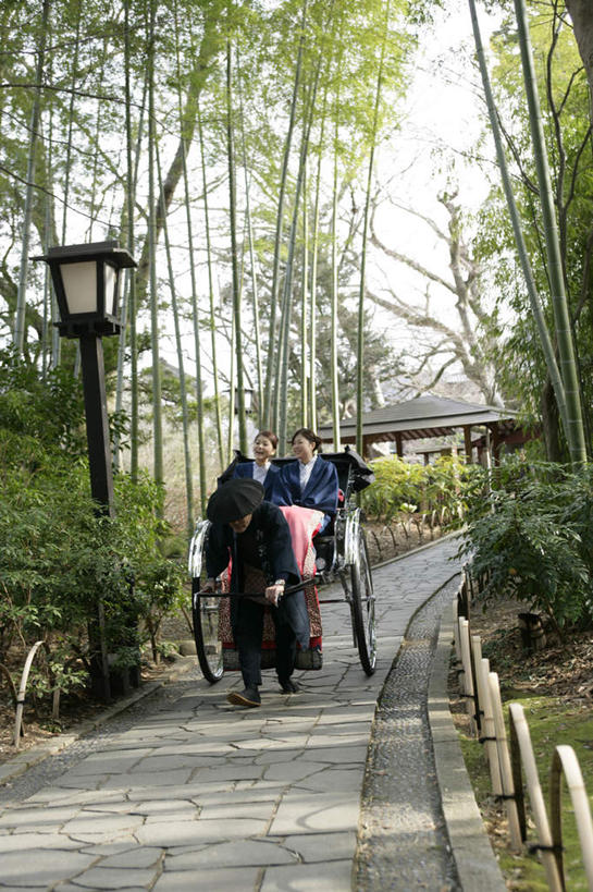 东方人,三个人,伙伴,朋友,栏杆,坐,笑,微笑,露齿笑,竖图,室外,白天,正面,民族服装,友谊,纯洁,道路,路,路灯,竹子,纺织品,照明,亚洲,一辆,车夫,奔驰,和服,装饰,扶手,毛毯,毯子,小路,灯光,黄包车,交通,注视,黄种人,护栏,灯,纺织,红色,垫子,人力车,奔跑,观察,看,温暖,服饰,观看,华丽,修饰,照亮,点缀,察看,高雅,照明设备,关注,吴服,唐草,唐花,唐锦,衬托,美观,雅致,雅观,奉献,质朴,正直,担当,友情,男人,男性,年轻女性,女人,女性,中年男性,亚洲人,竹,坐着,彩图,全身,传统服装,民俗服,浴衣,奋进,操守,四君子,岁寒三友,性坚,虚怀,虚心,善群,卓尔