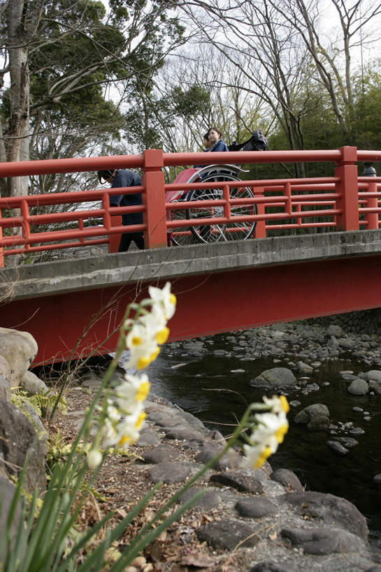 东方人,三个人,伙伴,朋友,坐,竖图,室外,白天,侧面,民族服装,友谊,河流,石头,水,植物,亚洲,车夫,奔驰,阴影,和服,光线,石子,影子,河水,水流,桥,黄包车,注视,黄种人,石桥,拱桥,栈桥,树,树木,蓝色,绿色,蓝天,天空,阳光,自然,人力车,天,奔跑,观察,看,服饰,拱形,生长,晴朗,成长,观看,人行桥,石拱桥,察看,关注,吴服,万里无云,唐草,唐花,唐锦,友情,男人,男性,年轻女性,女人,女性,中年男性,亚洲人,石块,晴空,晴空万里,坐着,彩图,全身,传统服装,民俗服,浴衣