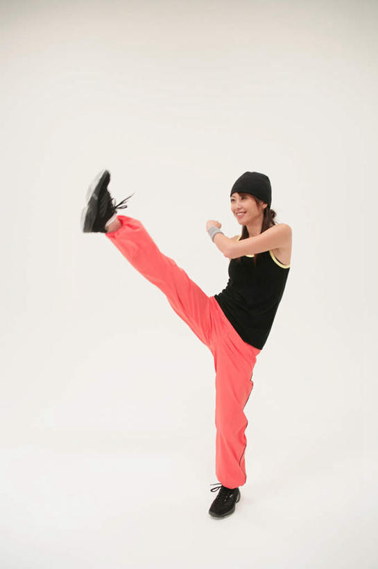 东方人,一个人,举,竖图,室内,白天,白色背景,正面,锻炼,运动,武术,帽子,亚洲,仅一个年轻女性,仅一个女性,仅一个人,阴影,服装,裤子,反射,背心,影子,护腕,抬腿,注视,黄种人,衣服,红色,黑色,灰色,观察,看,托,摄影,服饰,影棚,观看,张开双腿,察看,衣着,穿着,关注,搏击,空手道,棉帽,衣饰,展开双腿,体育,年轻女性,女人,女性,亚洲人,向上举,向上伸,向上托,彩图,全身,影棚拍摄,健身,拍摄,空手,唐手,武道,伸展双腿