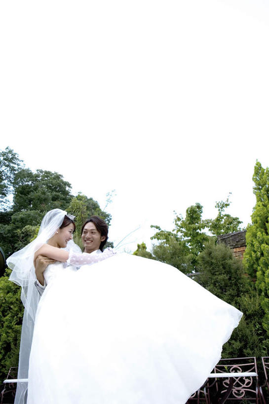 东方人,两个人,家庭,夫妻,新娘,新郎,站,笑,微笑,露齿笑,竖图,室外,白天,正面,婚纱,爱情,婚礼,快乐,植物,亚洲,头纱,庆祝,结婚,浪漫,注视,黄种人,树,树木,蓝色,绿色,蓝天,天空,自然,天,观察,看,站着,温暖,温馨,喜庆,一家人,恩爱,恋人,生长,晴朗,成长,观看,纪念,和睦,察看,关注,新娘抱,公主抱,万里无云,男人,男性,年轻男性,年轻女性,女人,女性,亚洲人,年轻人,夫妇,情侣,晴空,晴空万里,站立,彩图,全身,婚礼服,礼服,高兴,婚礼头纱,伴侣,融洽