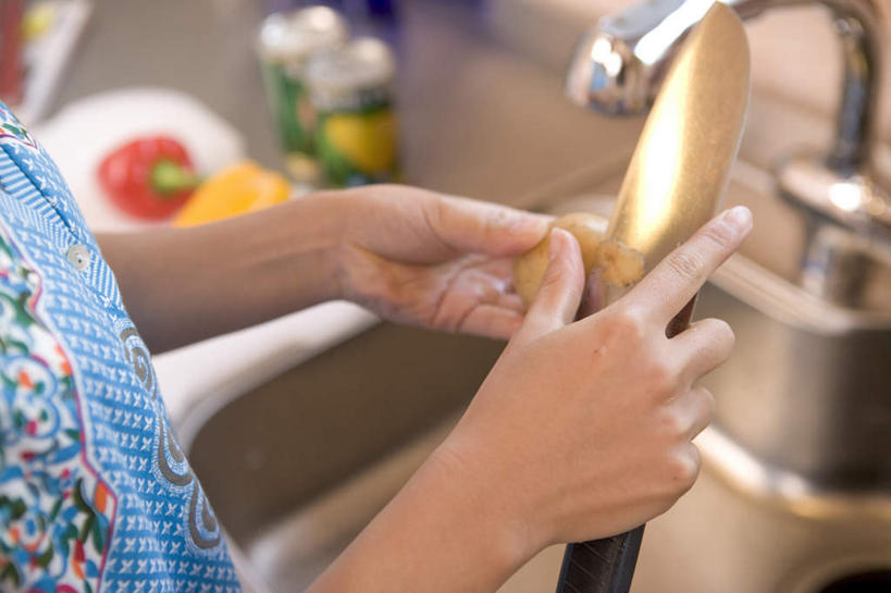 东方人,手,一个人,横图,俯视,室内,特写,白天,厨房,蔬菜,土豆,金属制品,亚洲,仅一个年轻女性,仅一个女性,仅一个人,服装,朦胧,模糊,新鲜,金属,工具,水龙头,食品,刀具,饮品,休闲装,黄种人,开关,食物,饮料,衣服,刀,打开,休闲,手部,休闲服,服饰,有机食品,绿色食品,阀门,开启,可口,馍馍蛋,水咀,削皮刀,适口,年轻女性,女人,女性,亚洲人,洋芋,山药蛋,马铃薯,半身,彩图,高角度拍摄,灶间,去皮刀