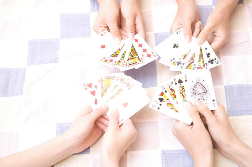 东方人,手,四个人,伙伴,朋友,坐,横图,俯视,室内,特写,白天,游戏,友谊,赌博,贪欲,竞争,扑克牌,纸牌,玩具,扑克,亚洲,双手,握,阴影,光线,影子,灯光,拿,玩,拿着,黄种人,娱乐,刺激,休闲,手部,握着,活动,发泄,消遣,智力,赌具,投机,侥幸,欲望,宣泄,友情,男人,男性,年轻男性,年轻女性,女人,女性,亚洲人,玩耍,嬉戏,坐着,半身,彩图,高角度拍摄,胜负,输赢