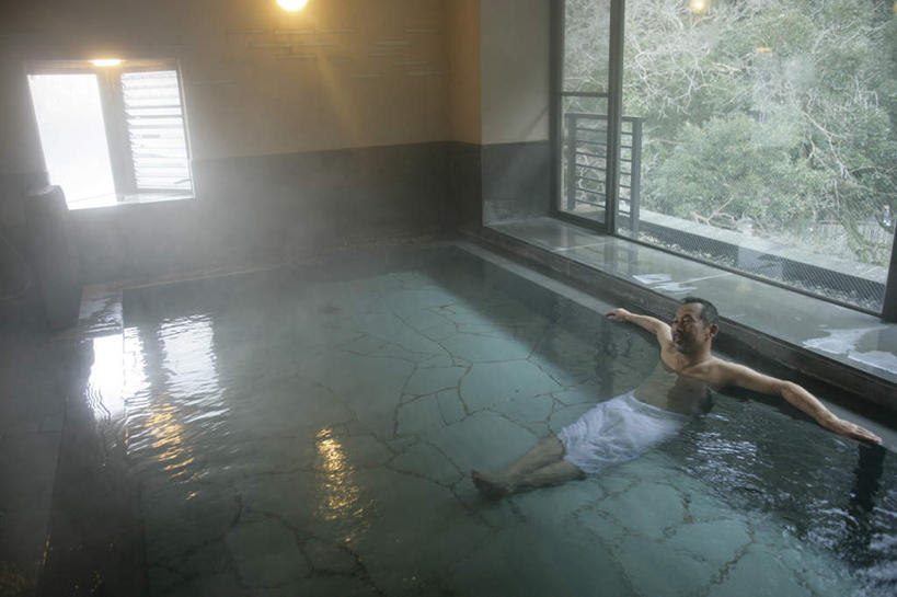 东方人,一个人,坐,横图,俯视,室内,白天,水,温泉,植物,雾,窗户,落地窗,亚洲,仅一个男性,仅一个人,阴影,波纹,沸腾,光线,蒸汽,纺织物,液体,影子,浴巾,水滴,灯光,水蒸气,雾气,黄种人,裸露,玻璃窗,树,树木,绿色,水纹,自然,毛巾,波浪,靠,靠着,清洁,仅一个老年男性,温暖,泉水,生长,温和,成长,保暖,气体,浴池,裸,透气,防水,蒸发,储水,耐磨,吸水,地热,老年男性,男人,男性,亚洲人,坐着,彩图,高角度拍摄,全身,混堂