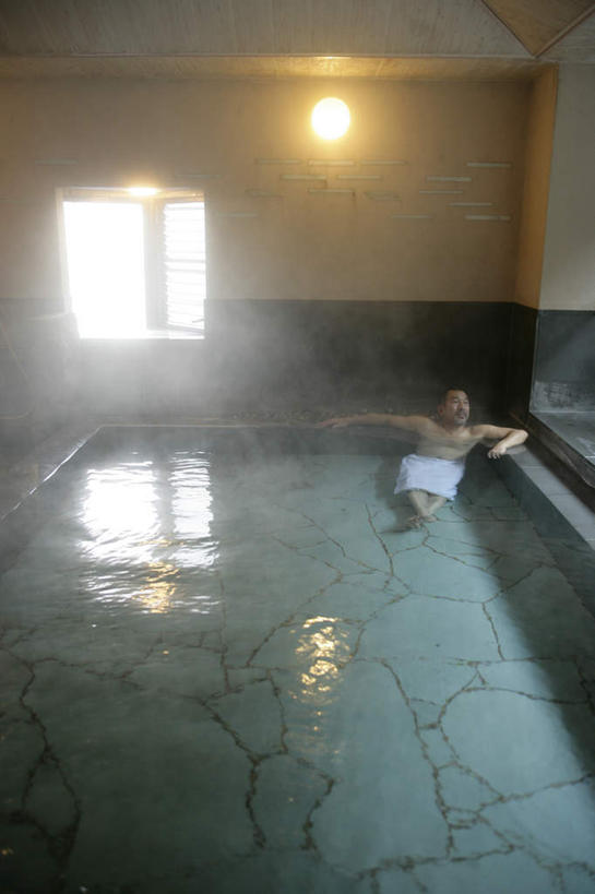 东方人,一个人,坐,竖图,俯视,室内,白天,水,温泉,植物,雾,窗户,照明,亚洲,仅一个男性,仅一个人,阴影,波纹,沸腾,光线,蒸汽,纺织物,液体,影子,浴巾,水滴,灯光,水蒸气,雾气,黄种人,吊灯,裸露,玻璃窗,灯,树,树木,绿色,水纹,自然,灯具,毛巾,波浪,靠,靠着,清洁,仅一个老年男性,温暖,泉水,生长,温和,成长,保暖,照亮,气体,照明设备,浴池,裸,透气,防水,蒸发,储水,耐磨,吸水,地热,老年男性,男人,男性,亚洲人,坐着,彩图,高角度拍摄,全身,混堂