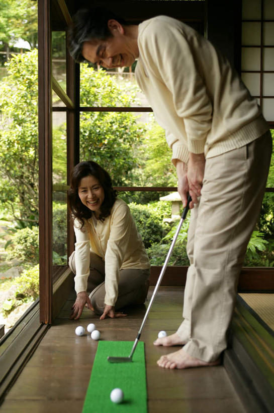 东方人,老年人,两个人,家庭,夫妻,家,站,坐,笑,盘腿,微笑,露齿笑,竖图,室内,白天,正面,爱情,锻炼,运动,植物,窗户,落地窗,门,亚洲,弯腰,阴影,服装,光线,影子,房屋,屋子,浪漫,注视,休闲装,黄种人,娱乐,楼房,玻璃窗,住宅,树,树木,衣服,绿色,阳光,自然,垫子,门框,低头,观察,看,站着,享受,休闲,温暖,温馨,一家人,休闲服,恩爱,放松,恋人,服饰,生长,成长,观看,和睦,察看,关注,室内运动,弯身,老年男性,老年女性,男人,男性,女人,女性,亚洲人,夫妇,情侣,盘腿而坐,盘膝,盘着腿的,盘着腿坐,双腿交叉,站立,坐着,彩图,全身,健身,房子,高尔夫打击垫,高尔夫挥杆垫,伴侣,融洽