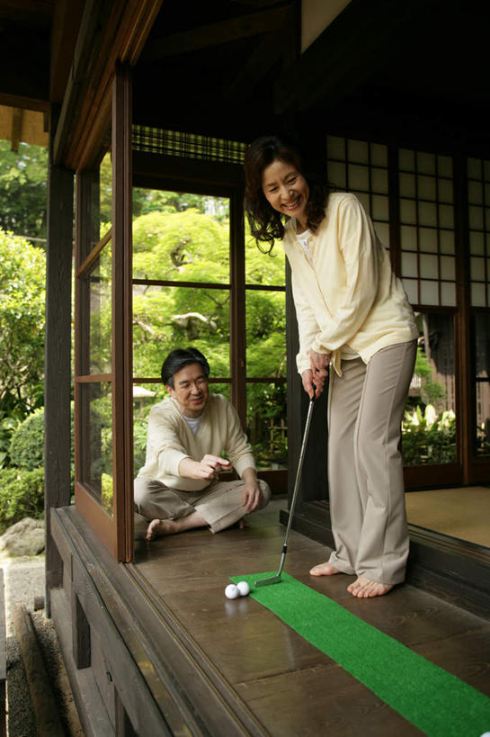 东方人,老年人,两个人,家庭,夫妻,家,站,坐,笑,盘腿,微笑,露齿笑,竖图,室内,白天,正面,爱情,锻炼,运动,植物,窗户,落地窗,门,亚洲,弯腰,阴影,服装,光线,影子,房屋,屋子,浪漫,扭头,注视,休闲装,黄种人,娱乐,楼房,玻璃窗,住宅,树,树木,衣服,绿色,阳光,自然,垫子,门框,观察,看,站着,转头,享受,休闲,温暖,温馨,一家人,休闲服,恩爱,放松,恋人,服饰,生长,成长,观看,和睦,察看,关注,室内运动,弯身,老年男性,老年女性,男人,男性,女人,女性,亚洲人,夫妇,情侣,盘腿而坐,盘膝,盘着腿的,盘着腿坐,双腿交叉,站立,坐着,彩图,全身,健身,房子,高尔夫打击垫,高尔夫挥杆垫,伴侣,融洽