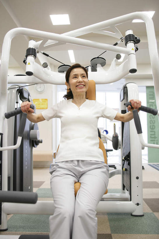 东方人,一个人,健身房,坐,竖图,室内,白天,正面,运动服,照明,亚洲,仅一个女性,仅一个人,握,服装,灯光,拿,拿着,注视,黄种人,运动器械,顶灯,灯,衣服,灯具,观察,看,仅一个中年女性,健身器械,握着,服饰,观看,照亮,察看,衣着,照明设备,穿着,关注,健身器材,衣饰,女人,女性,中年女性,亚洲人,坐着,半身,彩图,健身馆,扩胸训练器,胸肌训练器,运动器材,运动装