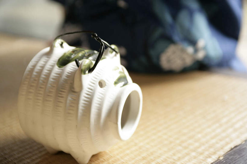 东方人,一个人,坐,横图,俯视,室内,特写,白天,民族服装,工艺美术品,亚洲,仅一个年轻女性,仅一个女性,仅一个人,和服,朦胧,模糊,艺术,蚊香猪,席子,艺术品,黄种人,工艺品,服饰,工艺,草席,美术,和风,吴服,唐草,唐花,唐锦,跪坐,年轻女性,女人,女性,亚洲人,坐着,半身,彩图,高角度拍摄,传统服装,民俗服,浴衣,蚊取豚,小猪香炉