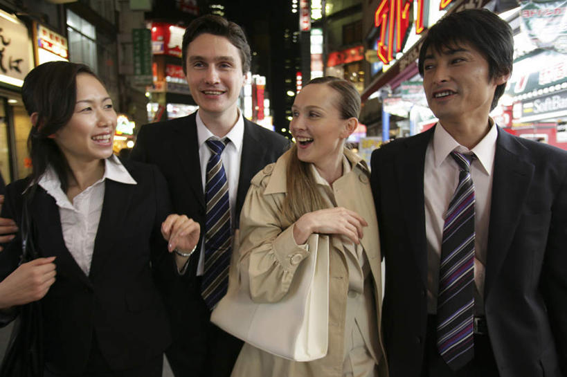 东方人,西方人,四个人,同事,商务人士,商务男性,商务女性,商店,走,笑,微笑,露齿笑,横图,彩色,室外,夜晚,正面,衬衫,购物,成功,合作,团队,集体,信心,消费,超市,霓虹灯,商场,欧洲,欧洲人,亚洲,一排,套装,朦胧,模糊,整齐,包,皮包,灯光,七彩,领带,扭头,注视,黄种人,光源,队伍,霓虹,灯,排列,观察,看,转头,金融,百货,观看,单肩包,察看,领导,象征,庄重,照明设备,成就,队列,关注,商务装,身份,合伙,领袖,选购,贸易,工薪阶层,百货公司,氖灯,血拼,正式,地位,男人,男性,女人,女性,中年男性,中年女性,白种人,亚洲人,白领,上班族,步行,散步,走路,半身,彩图,衬衣,购物商场,购物中心,商业中心