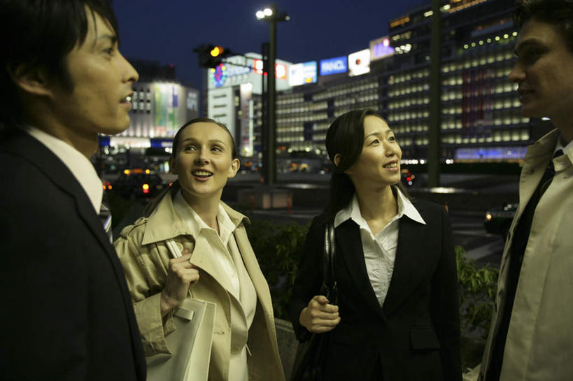 东方人,西方人,四个人,同事,商务人士,商务男性,商务女性,商店,站,笑,微笑,露齿笑,横图,彩色,室外,夜晚,正面,衬衫,购物,成功,合作,团队,集体,信心,消费,超市,霓虹灯,商场,欧洲,欧洲人,亚洲,握,套装,朦胧,模糊,包,皮包,灯光,七彩,注视,黄种人,光源,队伍,霓虹,灯,蓝色,蓝天,天空,天,观察,看,站着,握着,金融,百货,观看,单肩包,察看,领导,照明设备,成就,关注,商务装,合伙,领袖,选购,贸易,工薪阶层,百货公司,氖灯,血拼,男人,男性,女人,女性,中年男性,中年女性,白种人,亚洲人,白领,上班族,站立,半身,彩图,衬衣,购物商场,购物中心,商业中心