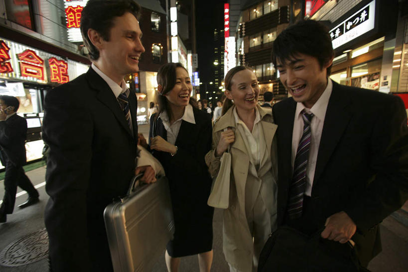 东方人,西方人,四个人,同事,商务人士,商务男性,商务女性,商店,站,笑,微笑,露齿笑,横图,彩色,室外,夜晚,正面,衬衫,购物,成功,合作,团队,集体,信心,消费,超市,霓虹灯,商场,欧洲,欧洲人,亚洲,握,套装,朦胧,模糊,包,公文包,灯光,七彩,拿,拿着,注视,黄种人,光源,队伍,霓虹,灯,观察,看,站着,握着,金融,百货,公事包,观看,察看,领导,照明设备,成就,关注,商务装,合伙,领袖,选购,贸易,工薪阶层,百货公司,氖灯,血拼,男人,男性,女人,女性,中年男性,中年女性,白种人,亚洲人,白领,上班族,站立,半身,彩图,衬衣,购物商场,购物中心,商业中心