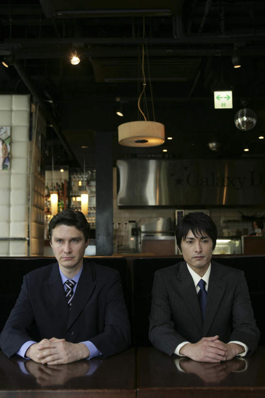 东方人,西方人,两个人,同事,商务人士,商务男性,坐,竖图,室内,白天,正面,衬衫,成功,合作,团队,集体,信心,餐桌,沙发,桌子,照明,欧洲,欧洲人,亚洲,握,套装,昆虫,蚕,灯光,注视,黄种人,队伍,顶灯,灯,动物,灯具,观察,看,握着,餐台,观看,照亮,察看,领导,照明设备,成就,关注,商务装,合伙,领袖,益虫,布艺沙发,工薪阶层,家蚕,蚕宝宝,桑蚕,男人,男性,中年男性,白种人,亚洲人,白领,上班族,坐着,半身,彩图,衬衣