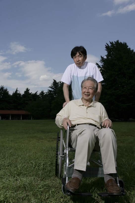 东方人,两个人,病人,护士,站,坐,竖图,室外,白天,正面,工作服,制服,草地,草坪,植物,亚洲,阴影,光线,工具,影子,云,云朵,云彩,注视,黄种人,草,树,树木,蓝色,绿色,白云,蓝天,天空,阳光,自然,轮椅,天,扶,复健,观察,看,站着,康复,器械,生长,晴朗,成长,观看,察看,医疗设备,扶着,白衣天使,关注,病患,医疗器械,医疗工具,病号服,辅助设备,工作制服,老年男性,男人,男性,中年男性,亚洲人,患者,就医者,晴空,站立,坐着,彩图,全身,工作套服
