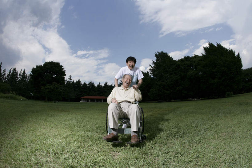 东方人,两个人,病人,护士,站,坐,横图,室外,白天,仰视,工作服,制服,草地,草坪,植物,亚洲,阴影,服装,光线,工具,影子,云,云朵,云彩,注视,休闲装,黄种人,草,树,树木,衣服,蓝色,绿色,白云,蓝天,天空,阳光,自然,轮椅,天,扶,复健,观察,看,站着,休闲,康复,休闲服,器械,服饰,生长,晴朗,成长,观看,察看,医疗设备,扶着,白衣天使,关注,病患,医疗器械,医疗工具,辅助设备,工作制服,老年男性,男人,男性,中年男性,亚洲人,患者,就医者,晴空,站立,坐着,彩图,低角度拍摄,全身,工作套服