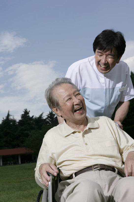 东方人,两个人,病人,护士,站,坐,笑,微笑,露齿笑,竖图,室外,白天,正面,工作服,制服,草地,草坪,植物,亚洲,弯腰,阴影,服装,光线,工具,影子,云,云朵,云彩,注视,休闲装,黄种人,草,树,树木,衣服,蓝色,绿色,白云,蓝天,天空,阳光,自然,轮椅,天,复健,观察,看,站着,休闲,康复,休闲服,器械,服饰,生长,晴朗,成长,观看,察看,医疗设备,白衣天使,关注,病患,医疗器械,医疗工具,弯身,辅助设备,工作制服,老年男性,男人,男性,中年男性,亚洲人,患者,就医者,晴空,站立,坐着,半身,彩图,工作套服