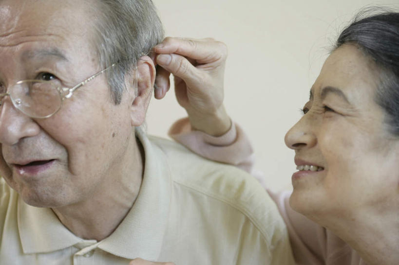 东方人,老年人,脸,头,脸颊,手,两个人,家庭,夫妻,站,笑,微笑,露齿笑,横图,室内,特写,白天,正面,工作服,制服,爱情,亚洲,握,眼镜,浪漫,拿,拿着,注视,黄种人,观察,看,站着,温暖,温馨,一家人,手部,恩爱,握着,恋人,观看,老花镜,单手,和睦,察看,医疗设备,关注,医疗器械,医疗工具,工作制服,远视眼镜,助听器,老年男性,老年女性,男人,男性,女人,女性,亚洲人,头部,脸部,脸蛋,面部,夫妇,情侣,站立,半身,彩图,工作套服,伴侣,融洽