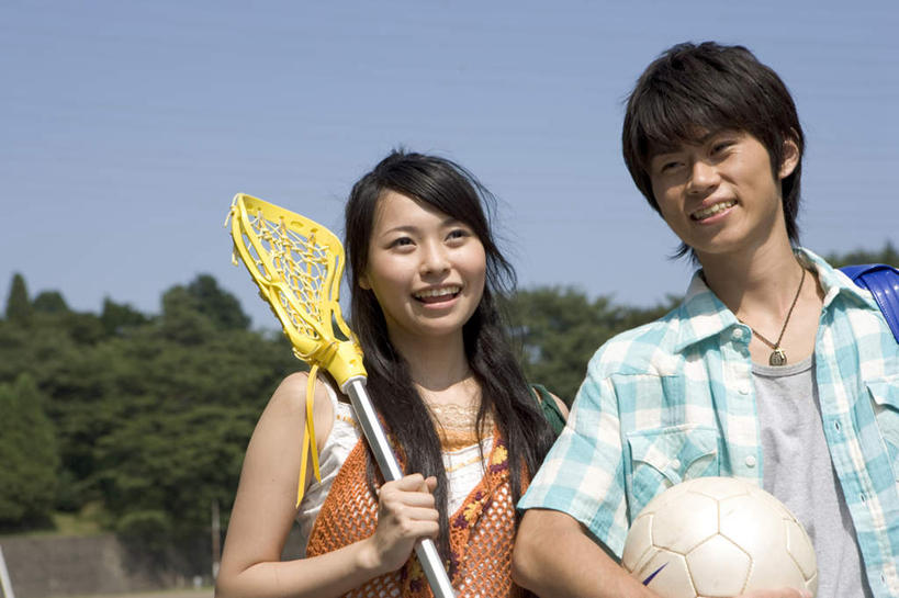 东方人,两个人,站,笑,微笑,露齿笑,横图,室外,白天,正面,爱情,曲棍球,足球,植物,亚洲,握,阴影,服装,光线,影子,足球装备,浪漫,拿,拿着,注视,休闲装,黄种人,运动器械,树,树木,衣服,蓝色,绿色,蓝天,天空,阳光,自然,天,观察,看,站着,休闲,温暖,温馨,休闲服,健身器械,恩爱,握着,恋人,服饰,生长,晴朗,成长,观看,和睦,察看,关注,健身器材,球棍,万里无云,蹴鞠,钩形,足球运动,男人,男性,年轻男性,年轻女性,女人,女性,亚洲人,情侣,晴空,晴空万里,站立,半身,彩图,伴侣,融洽,运动器材