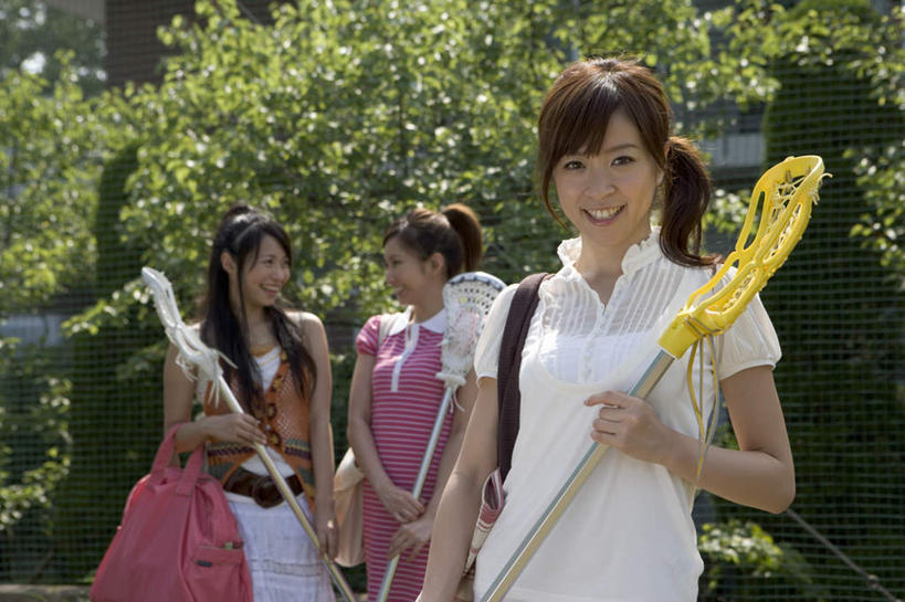 东方人,三个人,伙伴,朋友,站,笑,微笑,露齿笑,横图,室外,白天,正面,友谊,曲棍球,植物,亚洲,握,阴影,服装,光线,包,书包,影子,冰球,冰上曲棍球,拿,拿着,注视,休闲装,黄种人,运动器械,树,树木,衣服,绿色,阳光,自然,背包,观察,看,站着,休闲,休闲服,健身器械,握着,服饰,生长,成长,观看,单肩包,察看,关注,健身器材,班迪球,友情,年轻女性,女人,女性,亚洲人,站立,半身,彩图,运动器材