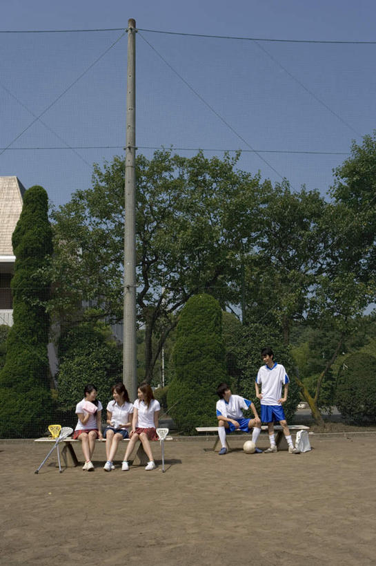 东方人,伙伴,朋友,站,坐,竖图,室外,白天,正面,运动服,友谊,曲棍球,足球,植物,亚洲,五个人,阴影,服装,电力,光线,电线,电线杆,线,影子,足球装备,电能,许多人,线路,注视,黄种人,运动器械,树,树木,衣服,蓝色,绿色,蓝天,天空,阳光,自然,天,观察,看,站着,一群人,健身器械,服饰,生长,晴朗,成长,观看,电,电源,察看,衣着,穿着,关注,健身器材,能量,球棍,万里无云,蹴鞠,衣饰,钩形,友情,足球运动,男人,男性,年轻男性,年轻女性,女人,女性,亚洲人,晴空,晴空万里,站立,坐着,彩图,全身,运动器材,运动装